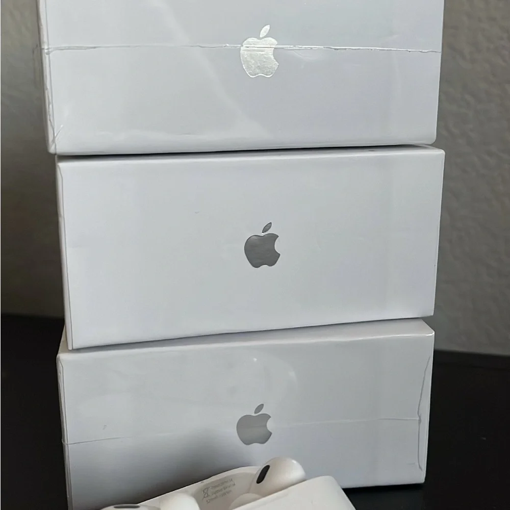 Apple White Wireless Earbuds with Charging Case - Picture 2 of 4